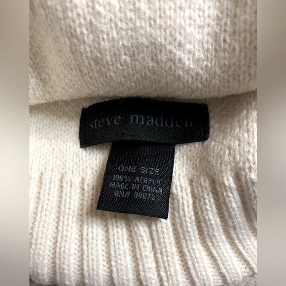 Steve Madden Pom Pom Beanie Hat Women Creme Color Gold Tone Grommets - Picture 2 of 3